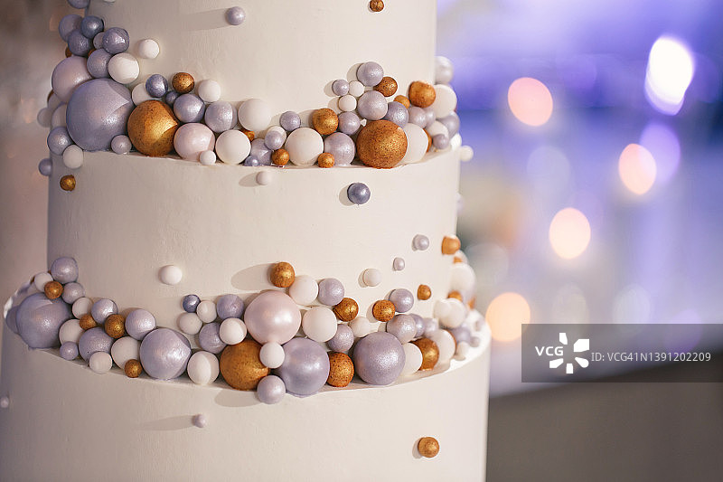 婚礼上为新婚夫妇准备的漂亮的结婚蛋糕。宴会上的生日蛋糕图片素材
