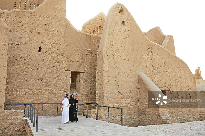 沙特夫妇在利雅得附近的废墟参观萨尔瓦宫图片素材