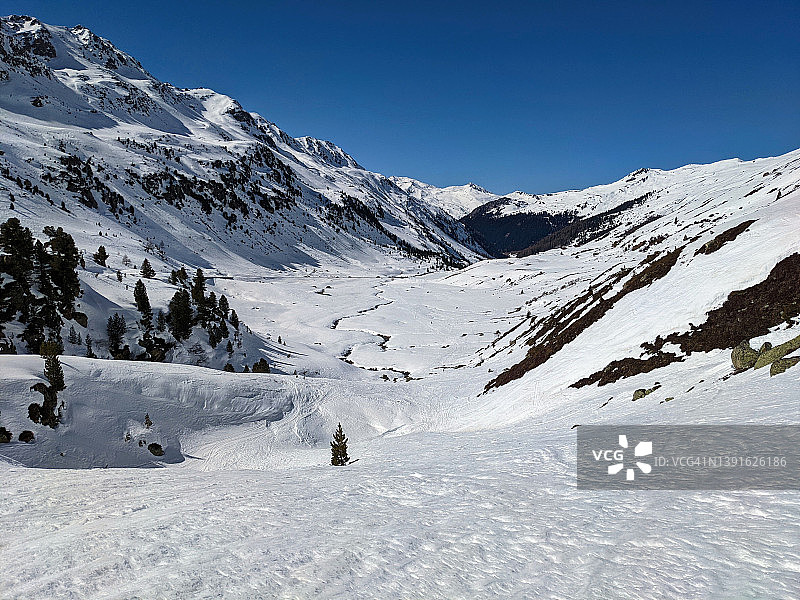 滑雪旅行通过flüela山谷方向的流感通过医院。在达沃斯向恩加丁方向滑雪登山。独自在山中图片素材