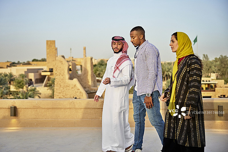 沙特导游和一对夫妇一起参观古迹图片素材