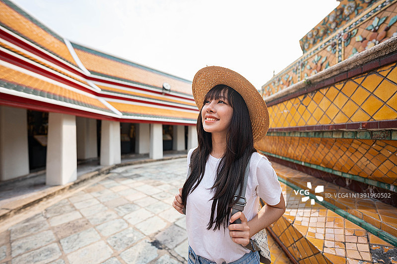 冒险亚洲美丽的游客妇女旅行在佛寺在泰国曼谷的背影图片素材
