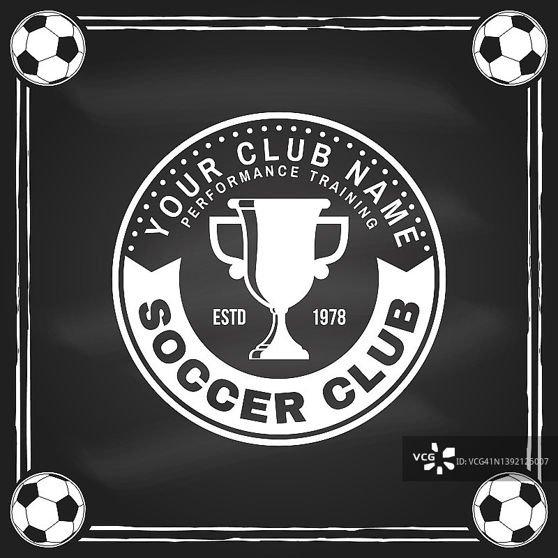 足球，足球俱乐部徽章设计在黑板上。矢量插图。为大学足球联赛俱乐部标志、会徽。复古单色标签，贴纸，贴片足球奖杯杯轮廓。图片素材
