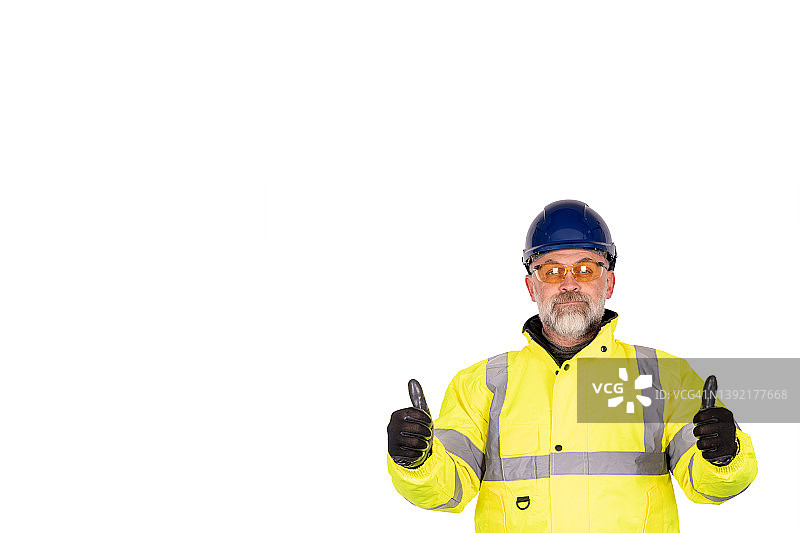 一名建筑工人穿着亮黄色的高维外套，戴着安全手套，戴着隔离在白色背景上的有色安全眼镜。施工现场安全的旗帜理念图片素材