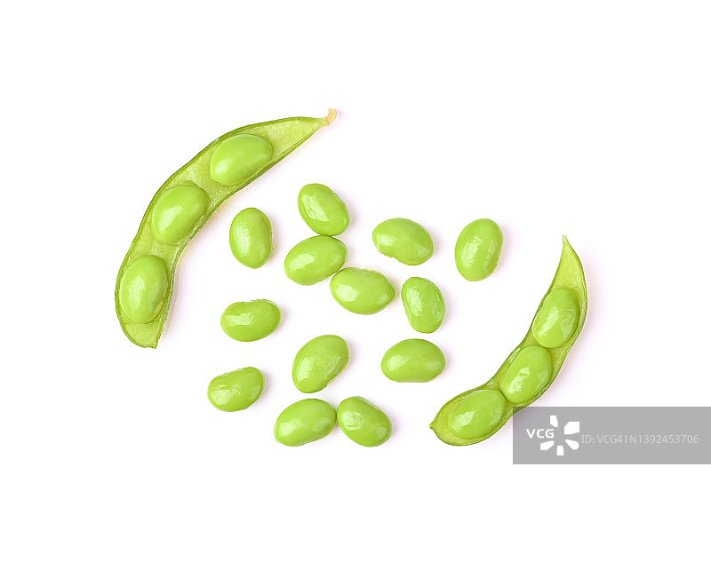白色背景上的绿色大豆。俯视图图片素材