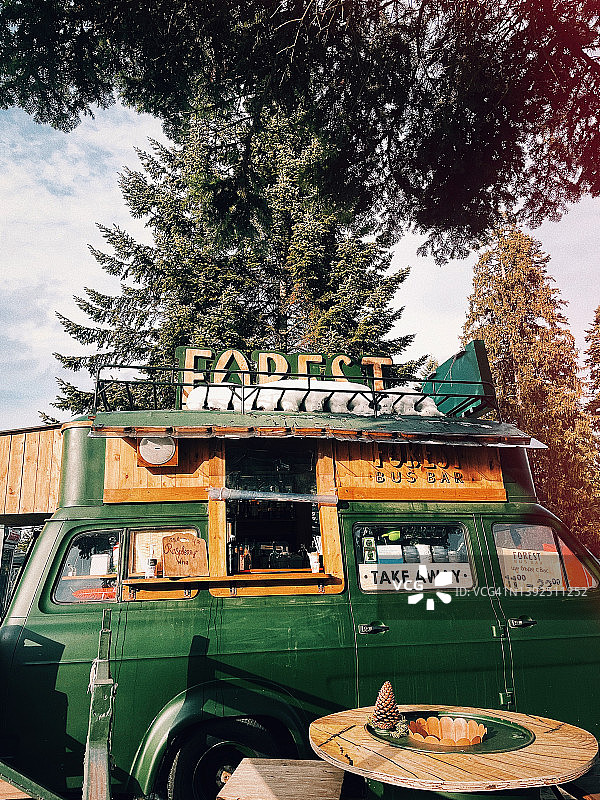 森林咖啡馆的酒吧面包车图片素材