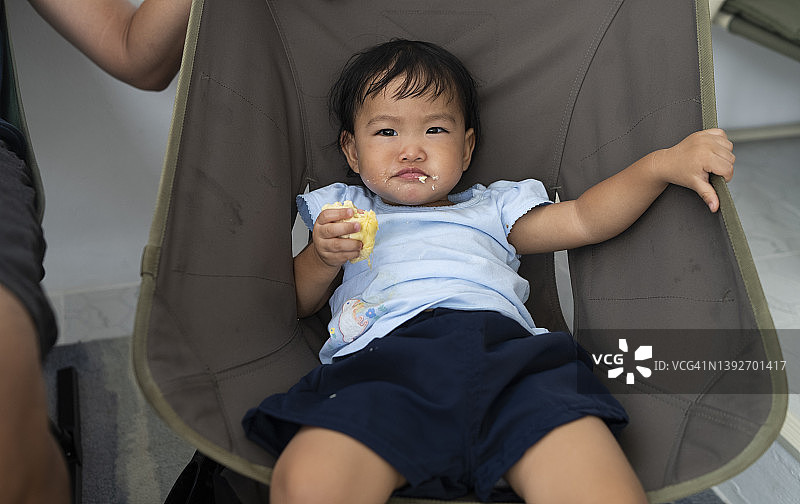 亚洲小女孩喜欢吃榴莲水果之王，榴莲在东南亚非常有名。图片素材