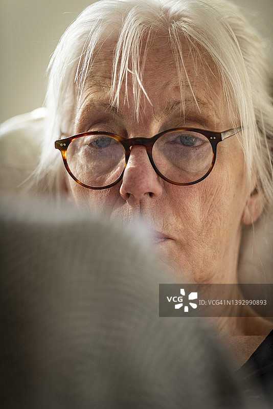 老妇人戴着眼镜看书图片素材
