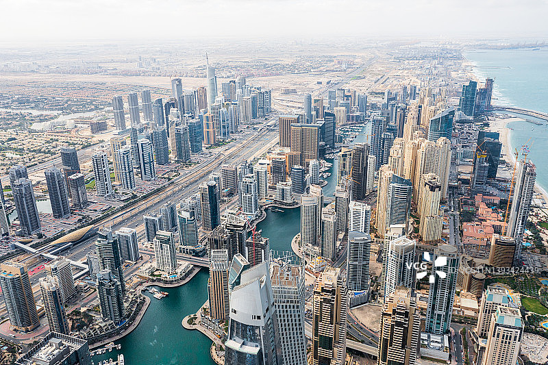 迪拜滨海未来主义天际线和面对阿拉伯海的海滩的鸟瞰图图片素材