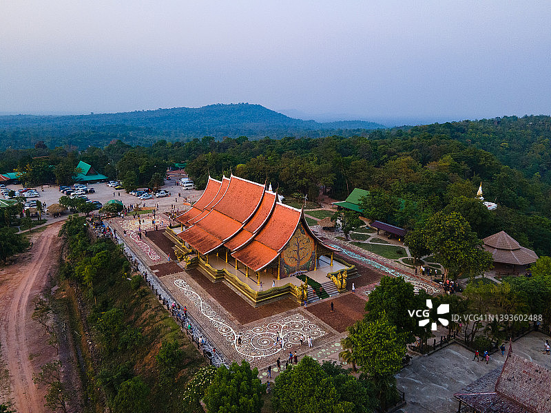 泰国乌汶府，黄昏时分的诗琳通华兰布叻寺(Wat Phu Prao)图片素材