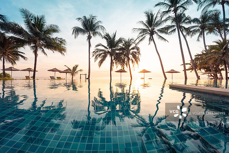 日落时的热带泳池和海滩图片素材
