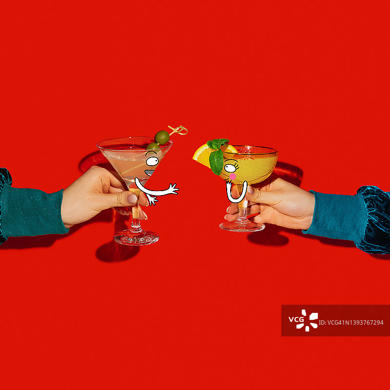 当代艺术与绘画拼贴。女性手拿着玻璃杯与鸡尾酒隔离在明亮的红色背景。波普艺术，卡通风格图片素材