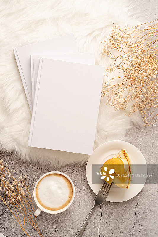 空白日历模型，胡萝卜蛋糕甜点，咖啡和白色地毯上的花图片素材