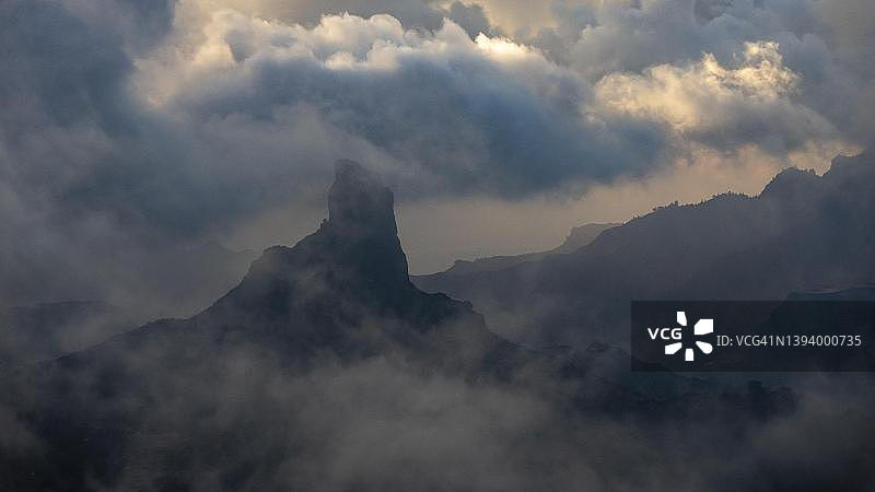 云雾缭绕的罗克·努布洛是西班牙加那利群岛的地标图片素材
