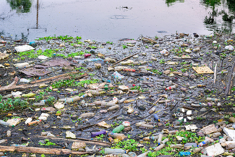 河流被各种垃圾和垃圾污染，被污染的河流，摄影图片素材