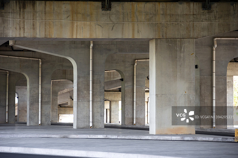 混凝土结构和沥青路面空间下的立交桥图片素材