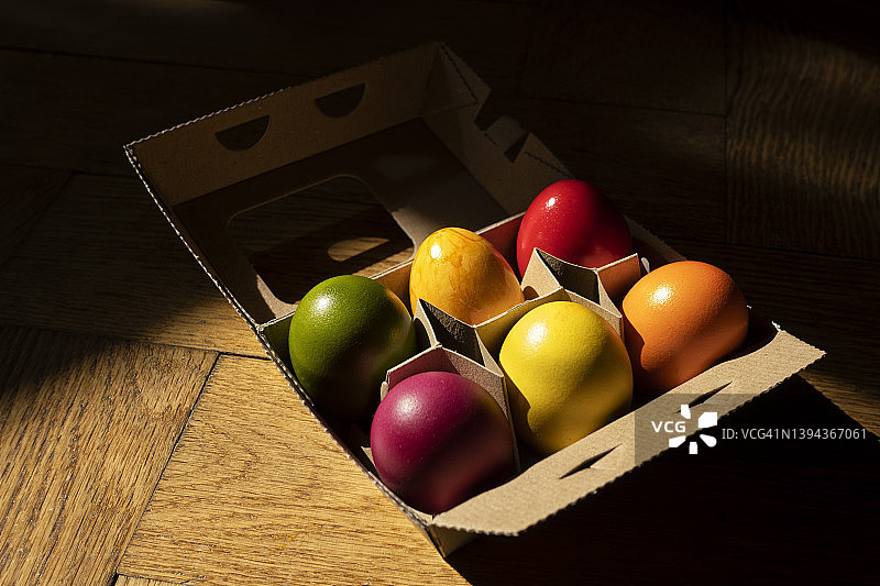 彩蛋纸盒与五颜六色的复活节彩蛋图片素材