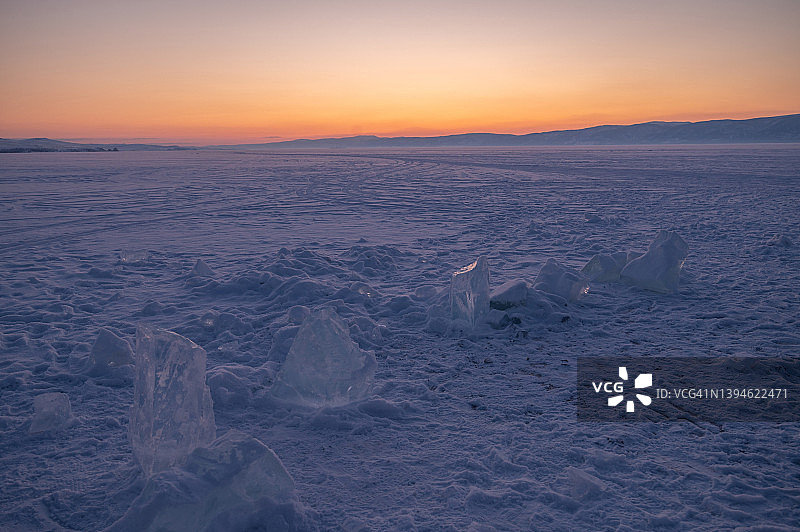 俄罗斯贝加尔湖美丽的日落。图片素材