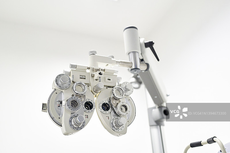 近距离视野的眼科，验光，和验光师临床测试机设备对白色背景。图片素材