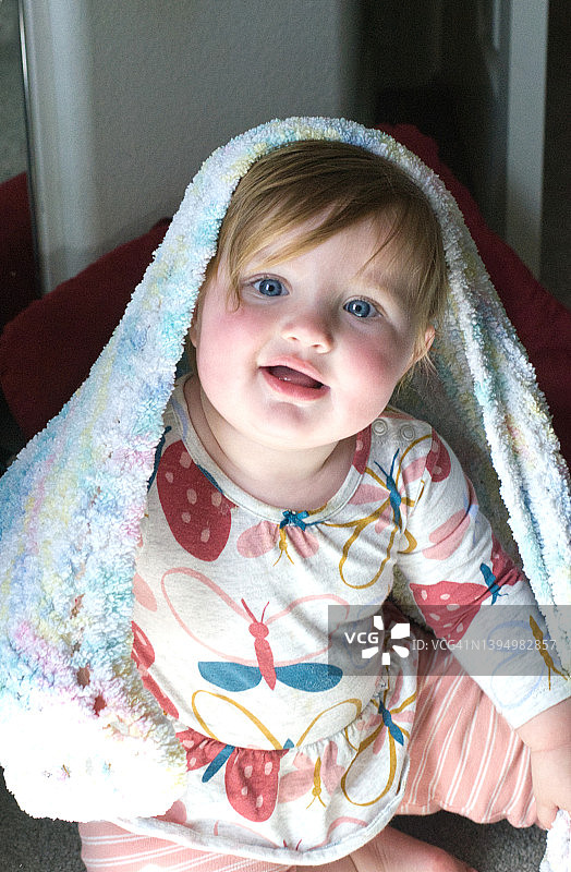 可爱的小女孩肖像与毛毯图片素材