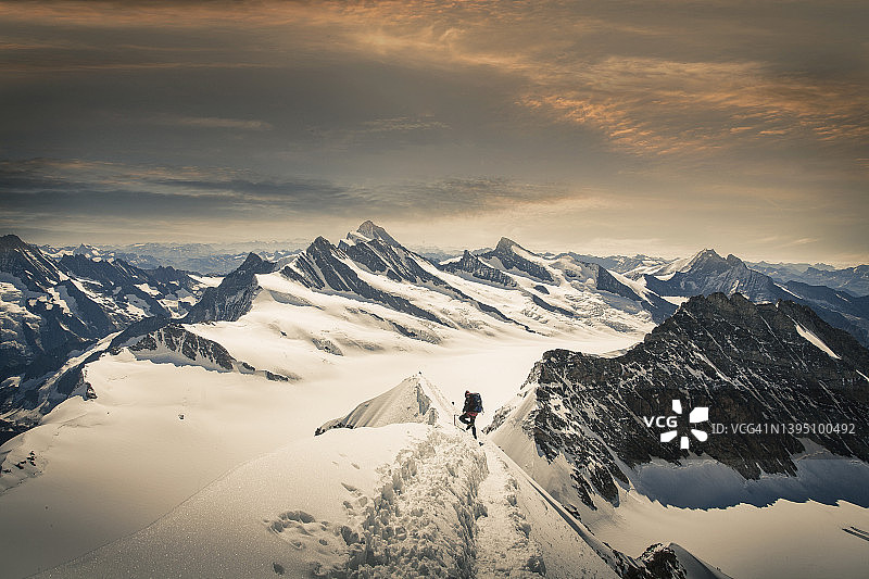 ——日落时在雪山上活动图片素材