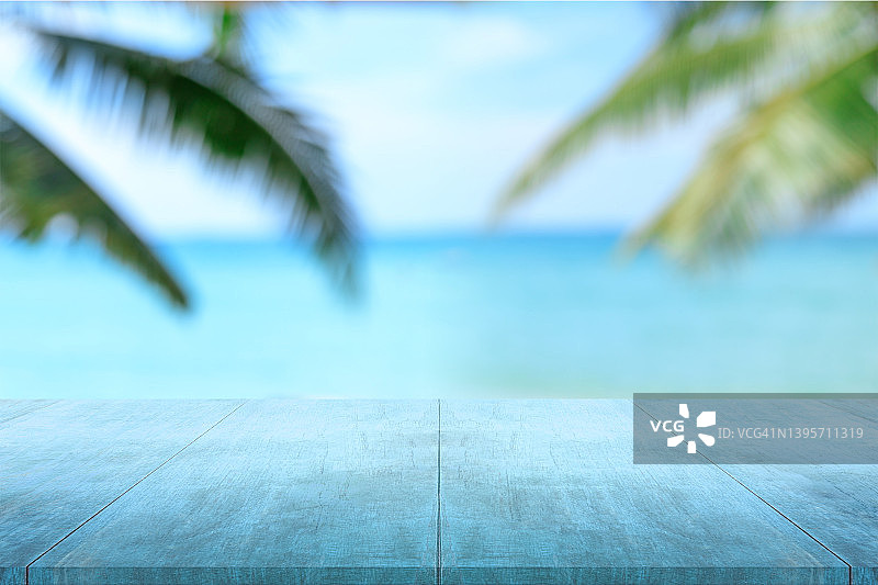 办公桌背景与模糊的海滩背景图片素材