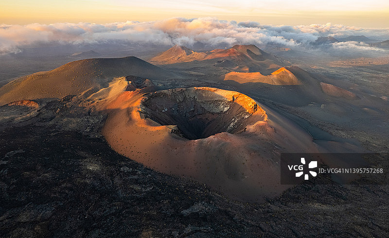 位于西班牙兰萨罗特岛蒂曼法亚国家公园的火山图片素材