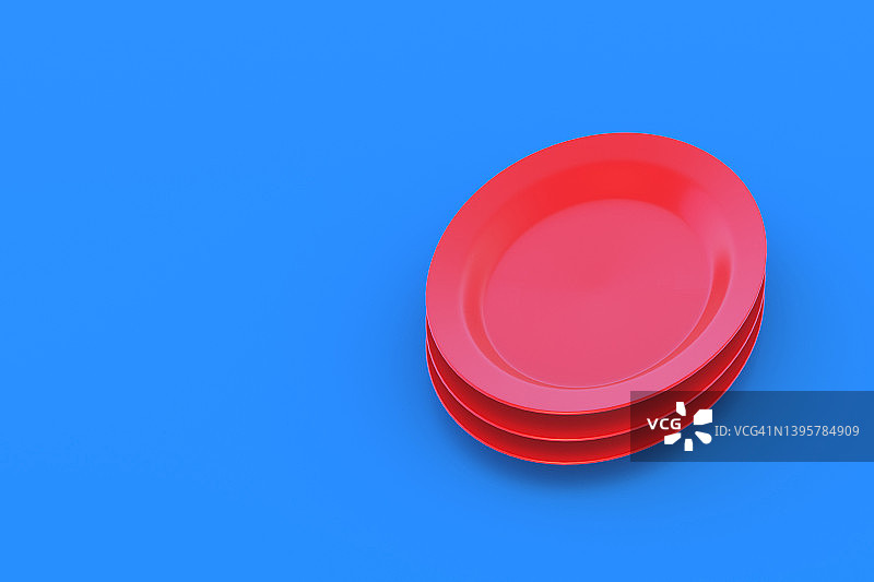 蓝色背景上的一堆红色盘子。副本的空间。三维渲染图片素材