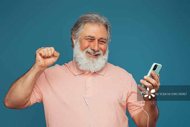 情绪激动的老人使用智能手机的肖像图片素材