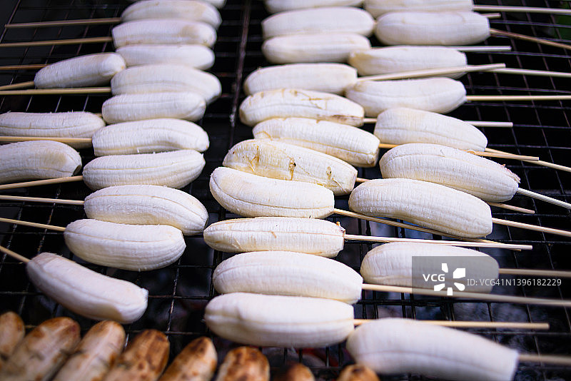 泰国人用木炭炉在烤架上烤香蕉图片素材