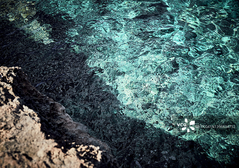 俯视着伊比沙岛碧蓝的大海图片素材
