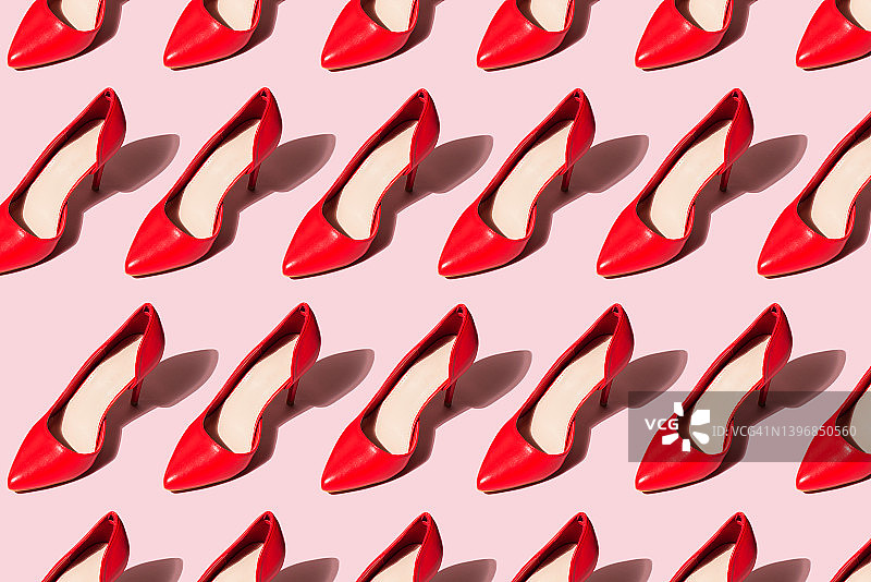 红色女鞋的图案流行艺术风格乙烯基上的粉红色背景图片素材