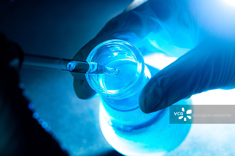 蓝色科学实验玻璃管，研究人员在液体玻璃实验室用化学试管进行分析，医学，制药和科学研究概念。图片素材