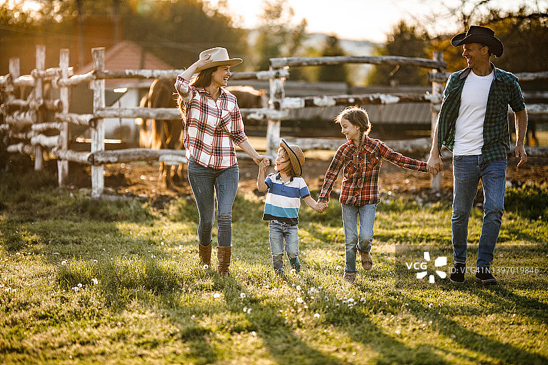 幸福的家庭在农场上奔跑。图片素材