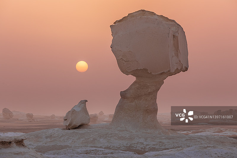 日落时白色沙漠中的石灰岩岩层。埃及,撒哈拉沙漠图片素材