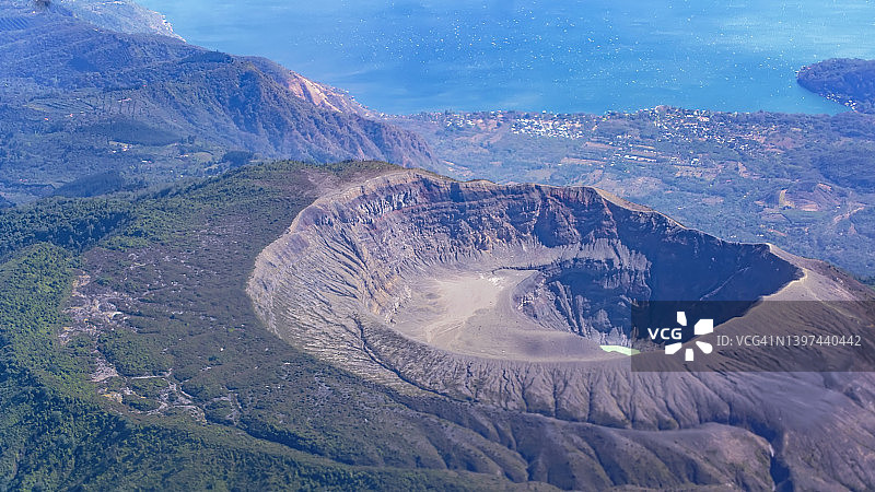 萨尔瓦多圣安娜火山口的鸟瞰图图片素材