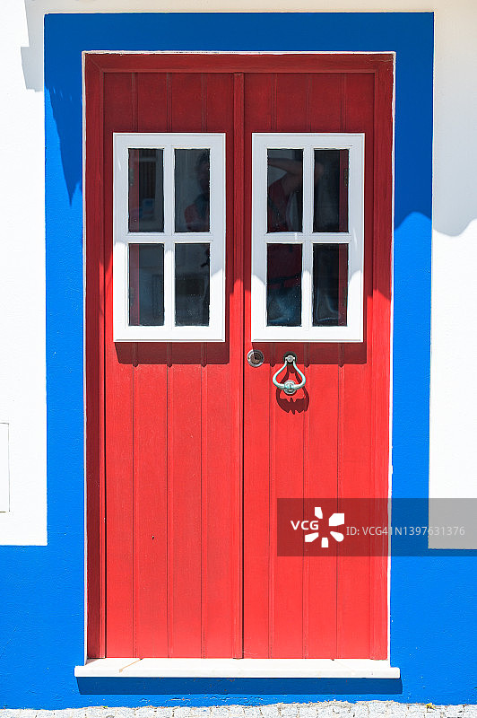 生动的红色门在波尔图科沃村-一个受欢迎的停留在罗塔维森蒂纳徒步旅行，葡萄牙图片素材