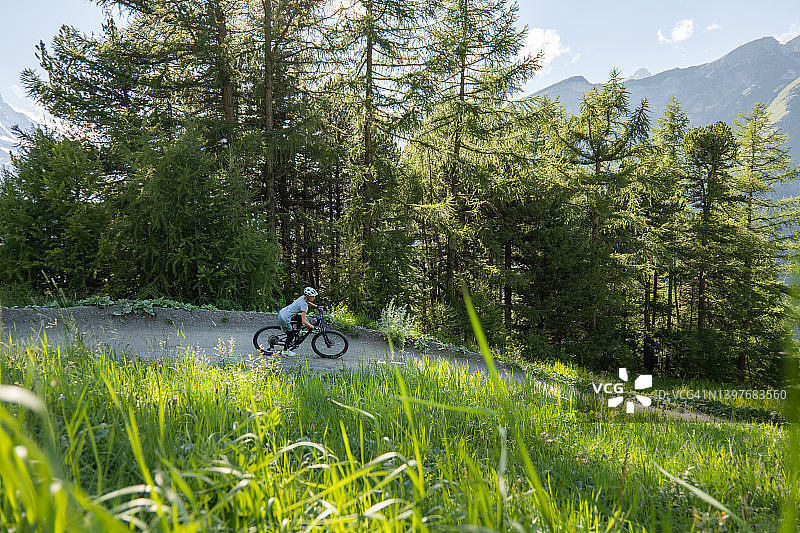 在瑞士的土路上骑山地自行车图片素材