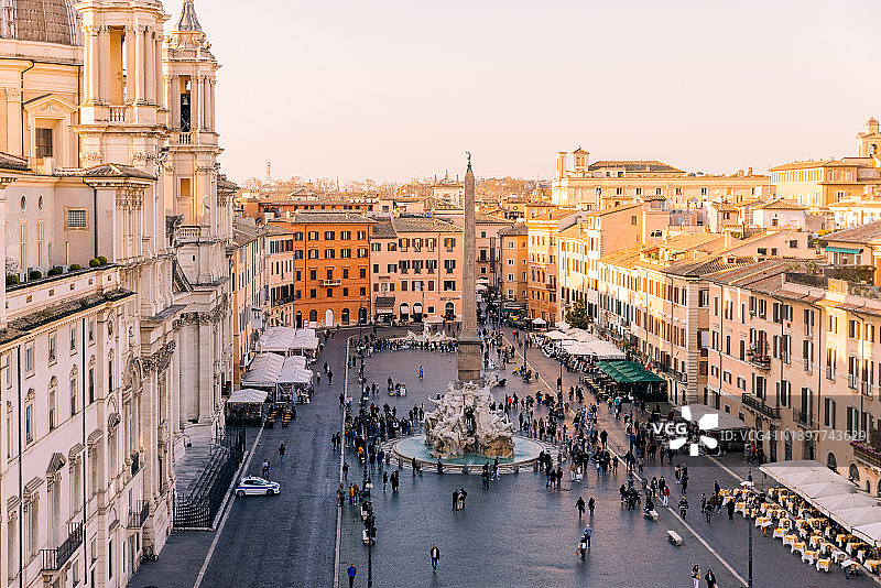 意大利，拉齐奥，从上面看日落时的罗马天际线和纳沃纳广场图片素材