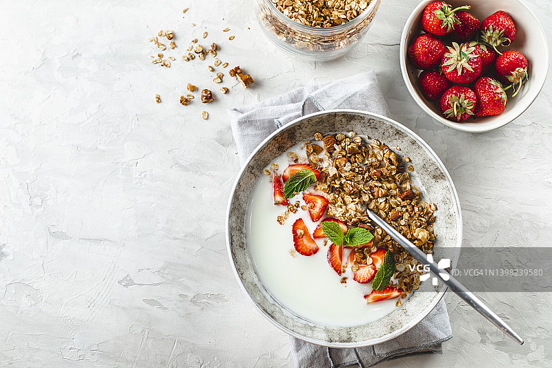 自制格兰诺拉麦片配草莓和酸奶。健康食品的概念。带有复制空间的俯视图图片素材