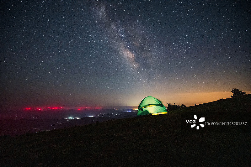 晚上在山顶的星星下搭帐篷图片素材