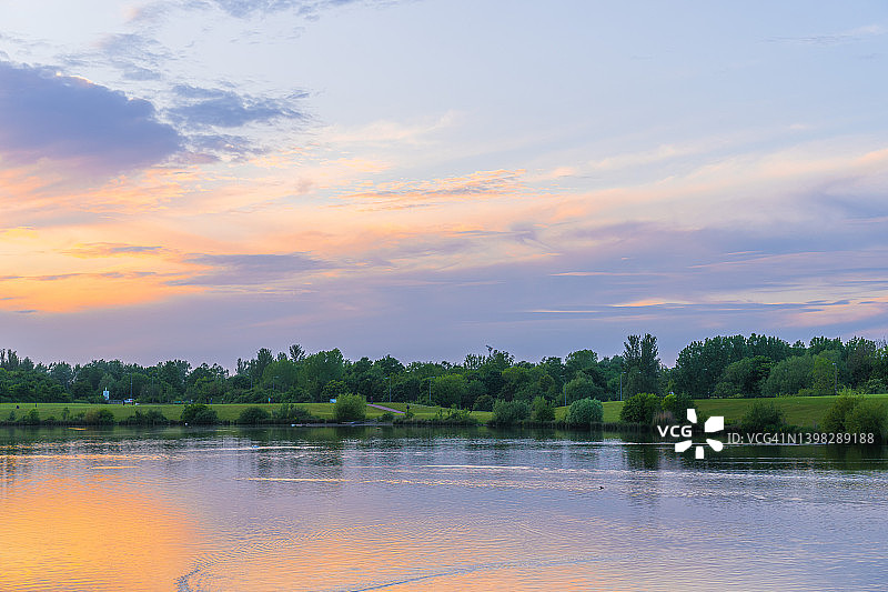 美丽的风景引人注目的天空紫色和黄色的弗兹顿湖在米尔顿凯恩斯图片素材