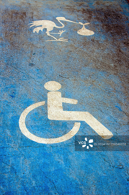 为行动不便人士(孕妇及/或残疾人士)预留优先停车位图片素材