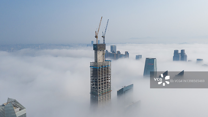 青岛，摩天大楼高耸入云图片素材