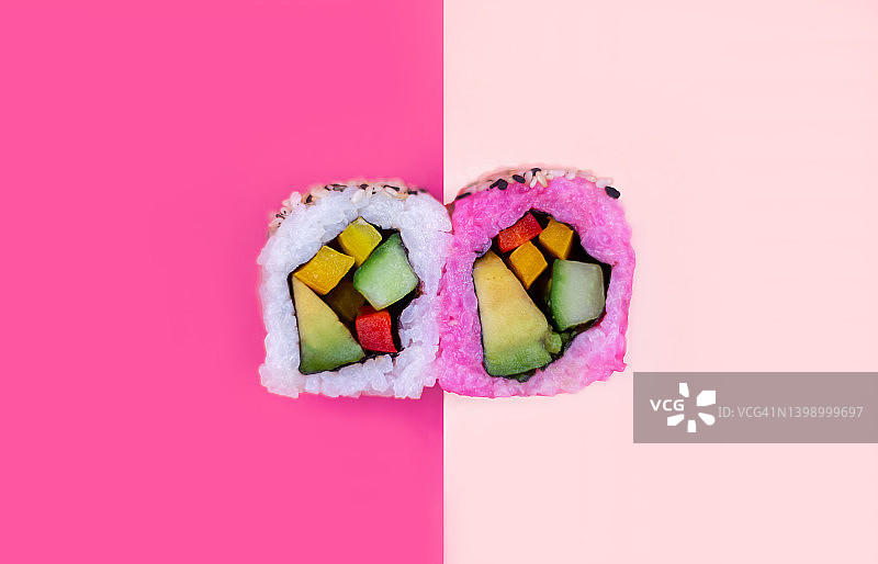 粉色背景的里外寿司卷。Uramaki寿司。图片素材