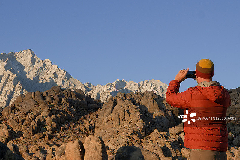 男子从阿拉巴马山拍摄孤独的松树峰图片素材