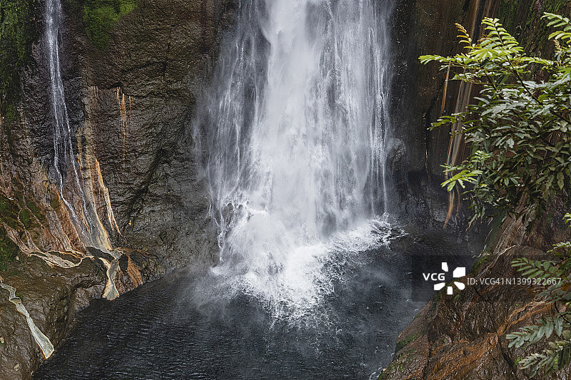 瀑布的水溅入泻湖图片素材