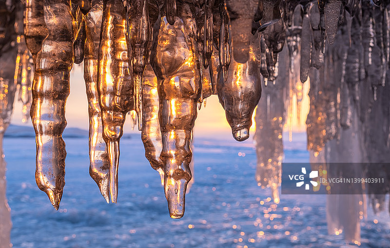 日落时贝加尔湖洞穴中的冰柱图片素材