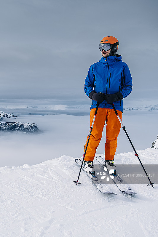 一名滑雪者在惠斯勒山停下来欣赏风景图片素材