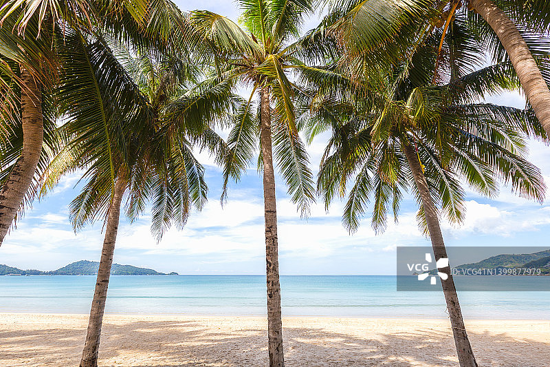 美丽的自然安达曼海和白色沙滩在巴东海滩，普吉岛，泰国。图片素材