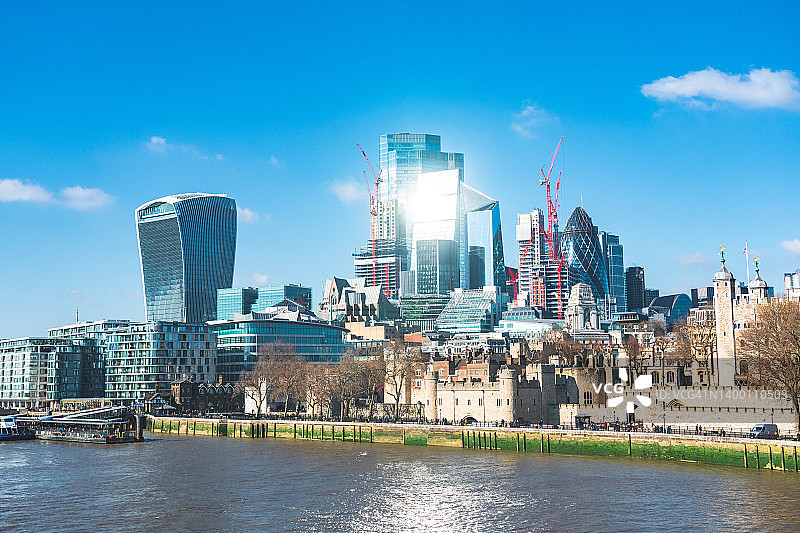 伦敦城的新办公楼和蓝天图片素材